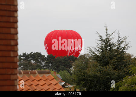 Earswick, York, Royaume-Uni. 3 mai 2014. Ballon à air chaud vierge à passer Earswick, York puis atterrissage près de MOD Installation sur Towthorpe Lane, Earswick. Credit : Alan Walmsley/Alamy Live News Banque D'Images