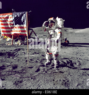 Cernan Jump salue d'un drapeau Banque D'Images