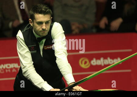 03.05.2014 - Mark Selby en action contre Neil Robertson à la 2014 Dafabet World Snooker Championship semi finale, final sessions (meilleur de 33 frames a joué plus de 4 séances), Crucible Theatre, Sheffield, Yorkshire, Angleterre. Banque D'Images