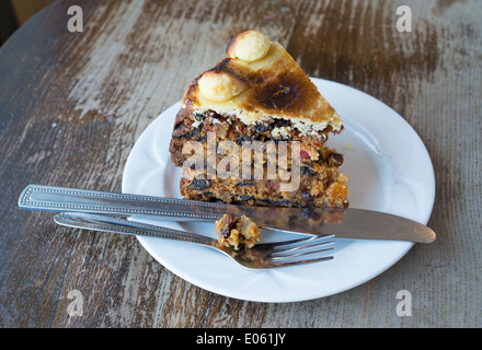 Morceau de Simnel cake sur plaque avec fourchette et couteau, North West England UK Banque D'Images