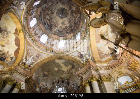 Eglise Saint-Nicolas De l'intérieur montrant Trompe l'Œil technique - Prague, République tchèque. Banque D'Images