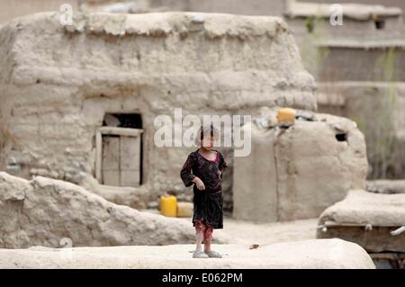 Le Badakhshan, Afghanistan. 3 mai, 2014. Un enfant afghan se trouve à l'extérieur après un glissement de terrain dans la province de Badakhshan du nord de l'Afghanistan le 3 mai 2014. Jusqu'à 255 victimes ont été identifiées dans des centaines de villageois enterrés sous leurs maisons effondrées dans une coulée de boue mortelle vendredi au Badakhshan, une catastrophe provincial fonctionnaire a déclaré samedi. Credit : Ahmad Massoud/Xinhua/Alamy Live News Banque D'Images