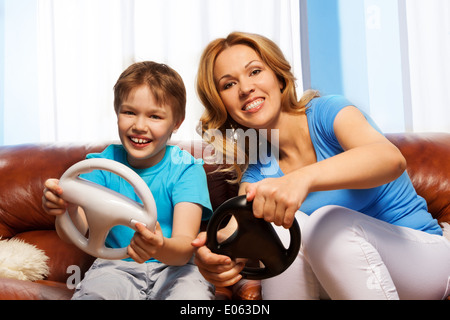 Fils de rire et maman les roues de direction de conduite Banque D'Images