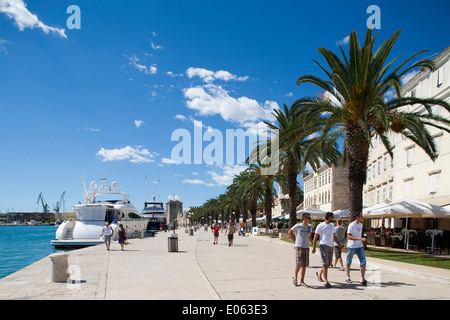 Promenade, Trogir, en Dalmatie, Croatie, Europe Banque D'Images