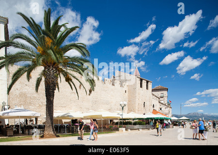 Promenade, Trogir, en Dalmatie, Croatie, Europe Banque D'Images