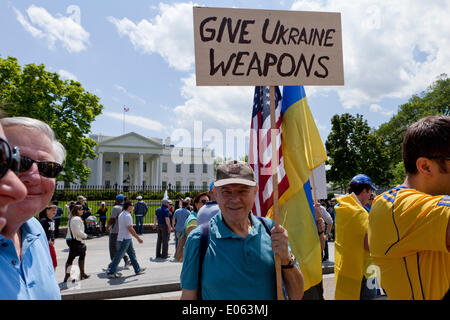 Washington DC, USA. 06Th Mai, 2014. Des centaines de partisans de l'Ukraine se rassembler devant la Maison Blanche, Obama exhorte à prendre des mesures plus drastiques contre Poutine. Credit : B Christopher/Alamy Live News Banque D'Images