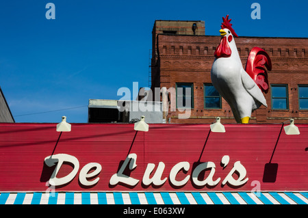 De Luca's building avec du poulet. Strip District, Pittsburgh, Pennsylvanie Banque D'Images