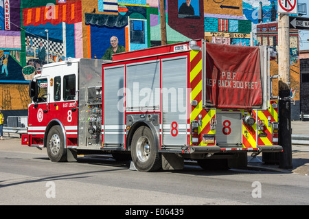 Pittsburgh fire truck garé en face de la fresque. Strip District, Pittsburgh, Pennsylvanie Banque D'Images