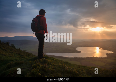 Female hiker prend en vue de Llangorse lake de Mynydd Llangorse, les Black Mountains, parc national de Brecon Beacons, le Pays de Galles Banque D'Images