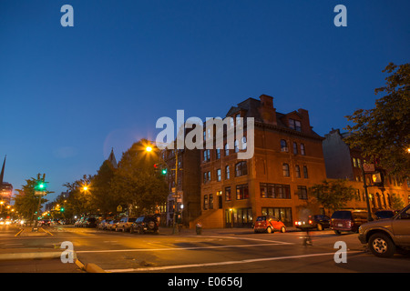 Crépuscule dans le quartier historique de Mount Morris Park, Harlem, New York, USA Banque D'Images