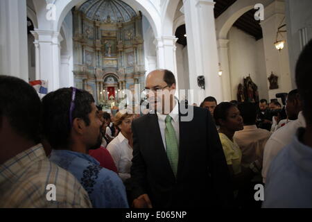 La ville de Panama, Panama. 3 mai, 2014. Jose Domingo Arias (C), candidat aux élections présidentielles pour le Changement Démocratique, quitte la Cathédrale Métropolitaine après avoir assisté à une messe dans la ville de Panama, capitale du Panama, le 3 mai 2014. Les Panaméens se rendront aux urnes dimanche pour élire un nouveau président, vice-président et les législateurs. © Mauricio Valenzuela/Xinhua/Alamy Live News Banque D'Images