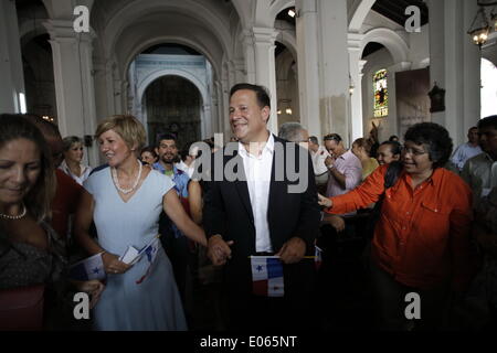 La ville de Panama, Panama. 3 mai, 2014. Juan Carlos Varela (2e R, à l'avant), candidate présidentielle pour le Parti Panamenista, quitte la Cathédrale Métropolitaine après une messe dans la ville de Panama, capitale du Panama, le 3 mai 2014. Les Panaméens se rendront aux urnes dimanche pour élire un nouveau président, vice-président et les législateurs. © Mauricio Valenzuela/Xinhua/Alamy Live News Banque D'Images