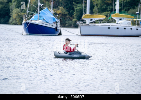 Les hommes de pêche gonflable petites chaises sur la Vilaine Banque D'Images