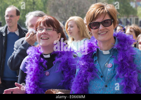 Londres, Royaume-Uni. 3 mai 2014. Plus de 600 femmes ordonnés prêtres à la première vague de l'ordination des femmes ont marché de Westminster pour un service à la Cathédrale de St Paul, détenu par Marcus Welby, Archevêque de Canterbury sur le 20e anniversaire de l'ordination des femmes dans l'Église d'Angleterre. Credit : Nick Savage/Alamy Live News Banque D'Images