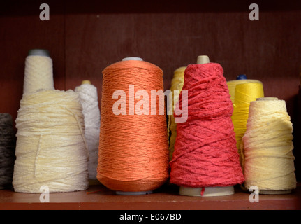 Spools of coled Weavers Thread à la boutique du tisserand, Furnace Town (Snow Hill, MD) Banque D'Images