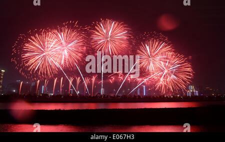 Changsha, Chine, province du Hunan. 3 mai, 2014. D'artifice sont vus au cours de la rivière Xiangjiang à Changsha, capitale de la province du Hunan en Chine centrale, le 3 mai 2014. D'artifice a explosé à Changsha le samedi de mai à octobre. © longtemps Hongtao/Xinhua/Alamy Live News Banque D'Images