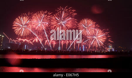 Changsha, Chine, province du Hunan. 3 mai, 2014. D'artifice sont vus au cours de la rivière Xiangjiang à Changsha, capitale de la province du Hunan en Chine centrale, le 3 mai 2014. D'artifice a explosé à Changsha le samedi de mai à octobre. © longtemps Hongtao/Xinhua/Alamy Live News Banque D'Images