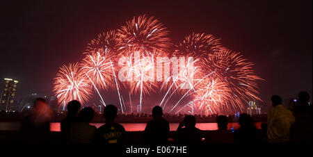 Changsha, Chine, province du Hunan. 3 mai, 2014. D'artifice sont vus au cours de la rivière Xiangjiang à Changsha, capitale de la province du Hunan en Chine centrale, le 3 mai 2014. D'artifice a explosé à Changsha le samedi de mai à octobre. © longtemps Hongtao/Xinhua/Alamy Live News Banque D'Images