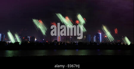 Changsha, Chine, province du Hunan. 3 mai, 2014. D'artifice sont vus au cours de la rivière Xiangjiang à Changsha, capitale de la province du Hunan en Chine centrale, le 3 mai 2014. D'artifice a explosé à Changsha le samedi de mai à octobre. © longtemps Hongtao/Xinhua/Alamy Live News Banque D'Images