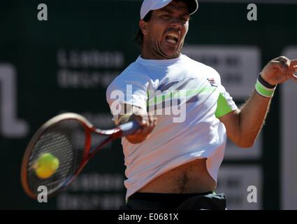 Lisbonne, Portugal. 3 mai, 2014. Carlos Berlocq d Argentine renvoie la balle au cours de la demi-finale du tournoi contre Daniel Gimeno-Traver d'Espagne à l'Open de Tennis 2014 Portugal à Lisbonne, Portugal, le 3 mai 2014. Carlos Berlocq a gagné 2-0 pour entrer dans la finale. Credit : Zhang Liyun/Xinhua/Alamy Live News Banque D'Images