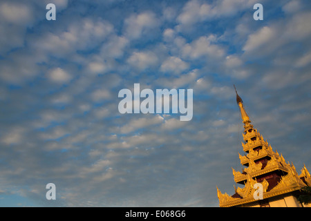 Pagode Sutaungpyei sur Mandalay Hill et aperçu de la ville au coucher du soleil, Mandalay, Myanmar Banque D'Images