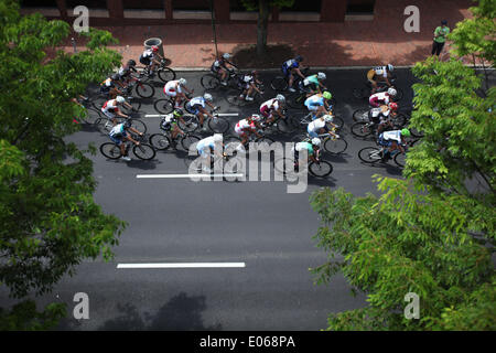 Richmond, Virginia, USA. 3 mai, 2014. Riders en compétition dans la division féminine critérium deux cas au cours de la 2014 CapTech USA Cycling Route collégiale des championnats nationaux à Richmond, en Virginie, le samedi 3 mai 2014. © Scott P. Yates/ZUMAPRESS.com/Alamy Live News Banque D'Images