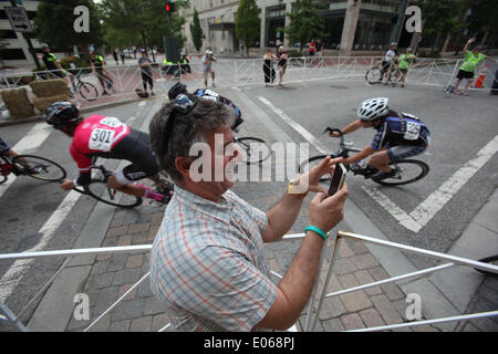 Richmond, Virginia, USA. 3 mai, 2014. Riders en compétition dans la division masculine critérium deux cas au cours de la 2014 CapTech USA Cycling Route collégiale des championnats nationaux à Richmond, en Virginie, le samedi 3 mai 2014. © Scott P. Yates/ZUMAPRESS.com/Alamy Live News Banque D'Images