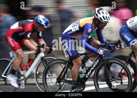 Richmond, Virginia, USA. 3 mai, 2014. Riders en compétition dans la division masculine critérium un événement au cours de la 2014 CapTech USA Cycling Route collégiale des championnats nationaux à Richmond, en Virginie, le samedi 3 mai 2014. © Scott P. Yates/ZUMAPRESS.com/Alamy Live News Banque D'Images