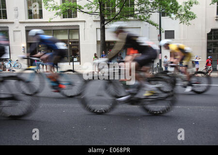 Richmond, Virginia, USA. 3 mai, 2014. Riders en compétition dans la division masculine critérium un événement au cours de la 2014 CapTech USA Cycling Route collégiale des championnats nationaux à Richmond, en Virginie, le samedi 3 mai 2014. © Scott P. Yates/ZUMAPRESS.com/Alamy Live News Banque D'Images