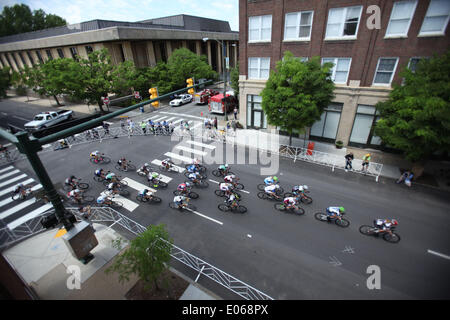 Richmond, Virginia, USA. 3 mai, 2014. Riders en compétition dans la division féminine critérium deux cas au cours de la 2014 CapTech USA Cycling Route collégiale des championnats nationaux à Richmond, en Virginie, le samedi 3 mai 2014. © Scott P. Yates/ZUMAPRESS.com/Alamy Live News Banque D'Images