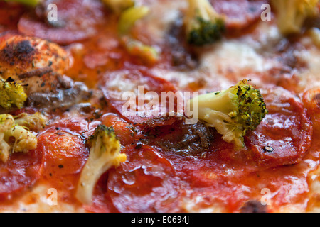 Pizza au salami italien,brocoli, tomates et fromage Banque D'Images