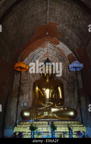 Statue bouddhiste à l'intérieur d'une pagode, Bagan, Myanmar Banque D'Images