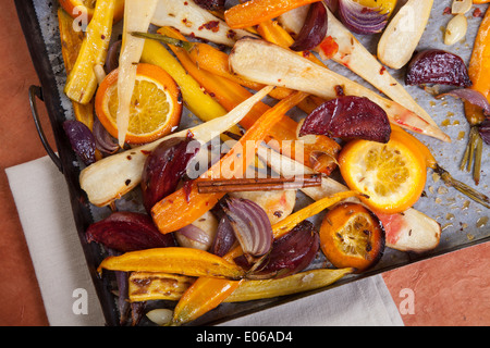Légumes Racines cuits au four avec de l'huile d'olive et les épices et fines herbes Banque D'Images