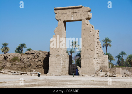 Egypte,Dendera temple ptolémaïque,de la déesse Hathor.entrée du complexe. Banque D'Images