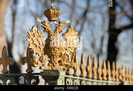 Fédération de l'état double-tête blanche sur la clôture de la cabane de Pierre le Grand à Saint-Pétersbourg, Russie Banque D'Images