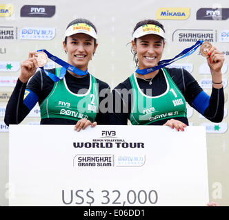 Shanghai, Chine. 4 mai, 2014. Médaillés de bronze Agatha Bednarczuk (R) et Barbara Seixas De Freitas célèbrent la victoire sur le podium lors de la la finale des femmes au 2014 Beach Volley de la FIVB World Tour Shanghai PPTV Grand Slam à Shanghai, la Chine orientale, le 4 mai 2014. Credit : Jiang Kehong/Xinhua/Alamy Live News Banque D'Images