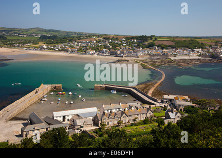 À l'arrière de l'autre côté du port et de Causeway vers de Marazion St Michael's Mount, Cornwall, England, UK Banque D'Images