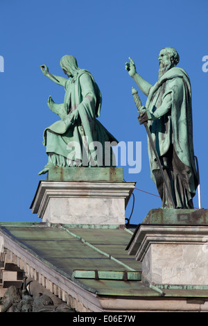 Sculpture de l'Évangéliste Jean et l'Apôtre Paul, sur la cathédrale Isaac, St Petersbourg. Banque D'Images