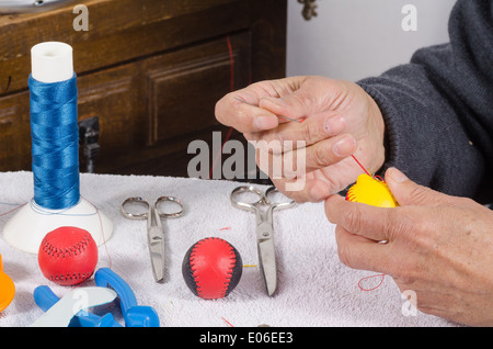 Les mains d'experts traditionnels artisanat sport balls Banque D'Images