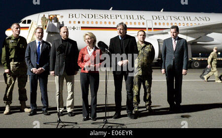 Le ministre allemand de la défense, Ursula von der Leyen tient une conférence de presse à l'aéroport de Berlin-Tegel après l'arrivée d'observateurs de l'OSCE publié à Berlin, Allemagne, 03 mai 2014. (4-L-R) l'observateur de l'OSCE danois, le sergent-major John Christensen, le ministre de la défense danois Nicolai Wammen, le chef de l'OSCE, les inspecteurs allemands parution Le Colonel allemand Axel Schneider, le ministre de la Défense Martin Stropnický tchèque et polonaise, l'observation de l'OSCE Principaux Krzysztof Kobielski. La personne sur le droit n'est pas identifié. Axel Schneider et d'autres observateurs de l'OSCE dont le danois, polonais et tchèque ont été rel Banque D'Images