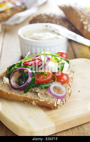 Sandwich de foie avec légumes roquette et œuf dur sur la table de cuisine Banque D'Images