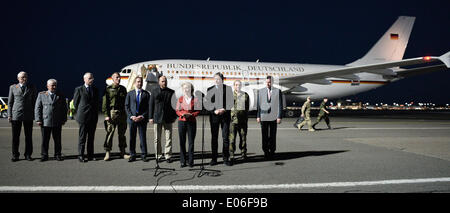 Le ministre allemand de la défense, Ursula von der Leyen tient une conférence de presse à l'aéroport de Berlin-Tegel après l'arrivée d'observateurs de l'OSCE publié à Berlin, Allemagne, 03 mai 2014. (4-L-R) l'observateur de l'OSCE danois, le sergent-major John Christensen, le ministre de la défense danois Nicolai Wammen, le chef de l'OSCE, les inspecteurs allemands parution Le Colonel allemand Axel Schneider, le ministre de la Défense Martin Stropnický tchèque et polonaise, l'observation de l'OSCE Principaux Krzysztof Kobielski. La personne sur le droit n'est pas identifié. Axel Schneider et d'autres observateurs de l'OSCE dont le danois, polonais et tchèque ont été rel Banque D'Images