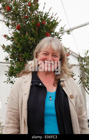 Powderham Castle, Exeter, Royaume-Uni. 06Th Mai, 2014. Toby Buckland's Garden Festival. Deux jours juste sur les fleurs peuvent Bank Holiday weekend. Anne Swithinbank, panéliste sur BBC Radio 4, l'heure des questions du jardinier. Crédit : Anthony Collins/Alamy Live News Banque D'Images