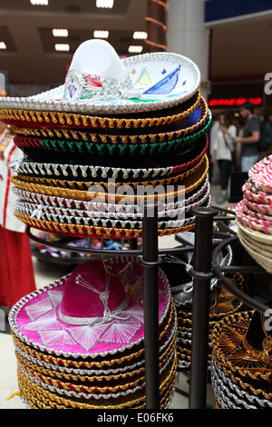 Sélection de chapeaux de style mexicain coloré en vente à l'aéroport de Cancun, Mexique Banque D'Images