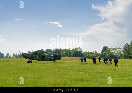 Un jour avec l'aérodrome de parachutiste. Rendez-vous sur avion. Banque D'Images