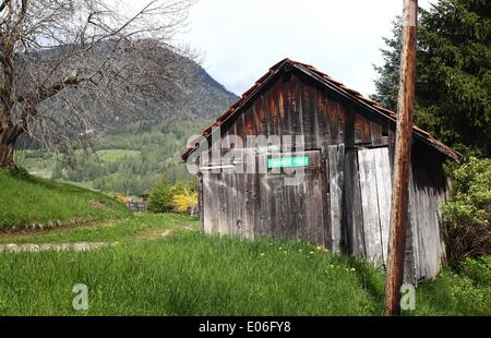 Ski, l'Autriche. 09Th Mai, 2014. Un écriteau "disponibles" est accroché sur une cabane en bois à Valberg, l'Autriche, 02 mai 2014. Photo : Karl-Josef Opim/dpa/Alamy Live News Banque D'Images