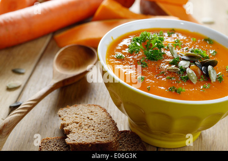 Thanksgiving maison Soupe de potiron en purée rustique Bol en céramique Banque D'Images