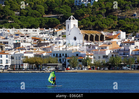 Espagne village côtier en Méditerranée avec une planche en premier plan, Puerto de la Selva, Costa Brava, Catalogne, Espagne Banque D'Images