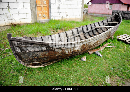 Scène rurale avec bateau de pêche en bois abandonnés Banque D'Images