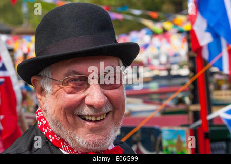 Londres, Royaume-Uni. 4 mai, 2014. Un narrowboatman bénéficie de la lumière du soleil pendant le Canalway Carnaval à Londres, la Petite Venise. Crédit : Paul Davey/Alamy Live News Banque D'Images